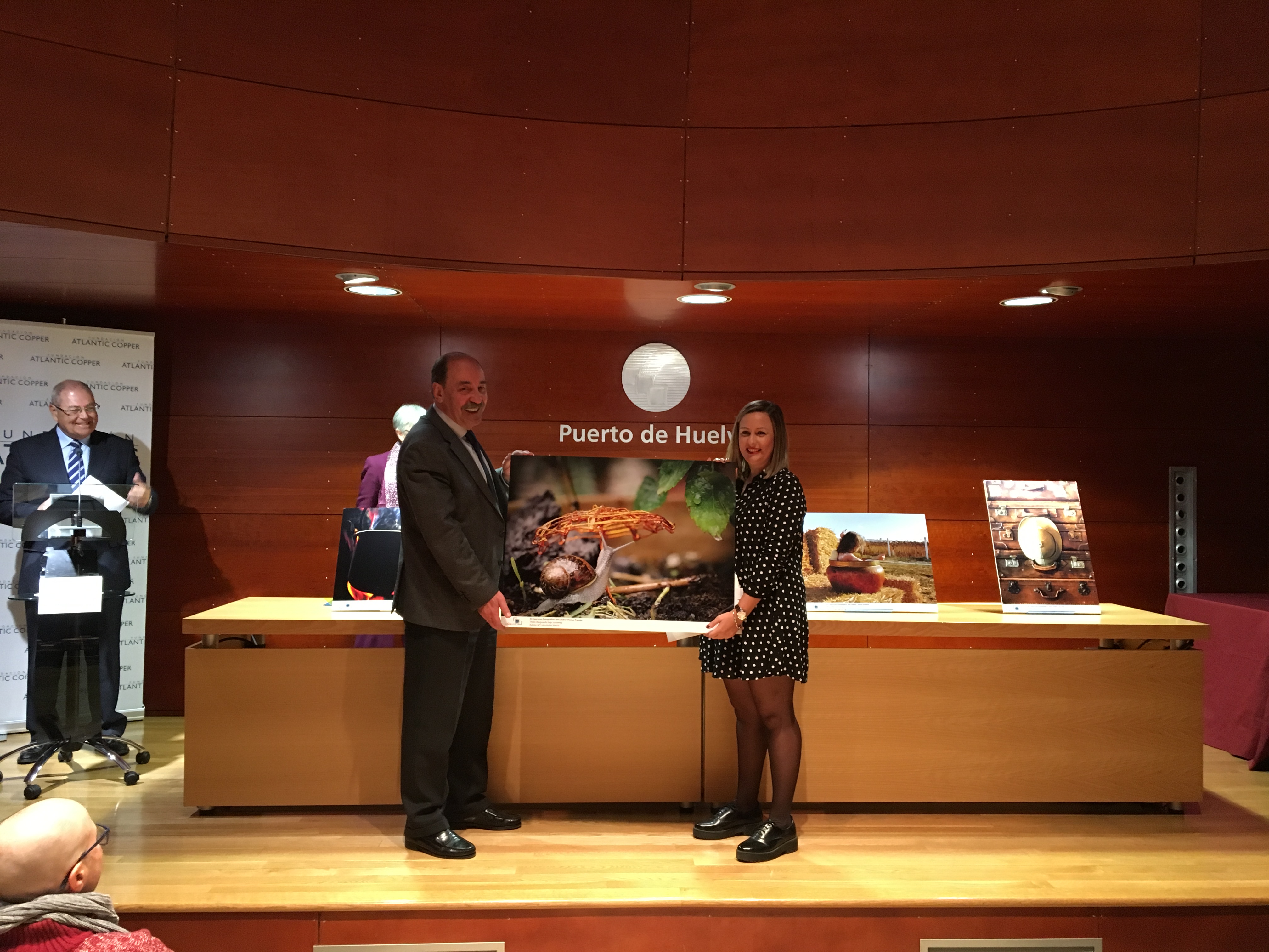 Jesus Contreras, Presidente de la Fundación Atlantic Copper con Ángela Millán Fernández, ganadora de la Segunda Edición de Hablando en Cobre.