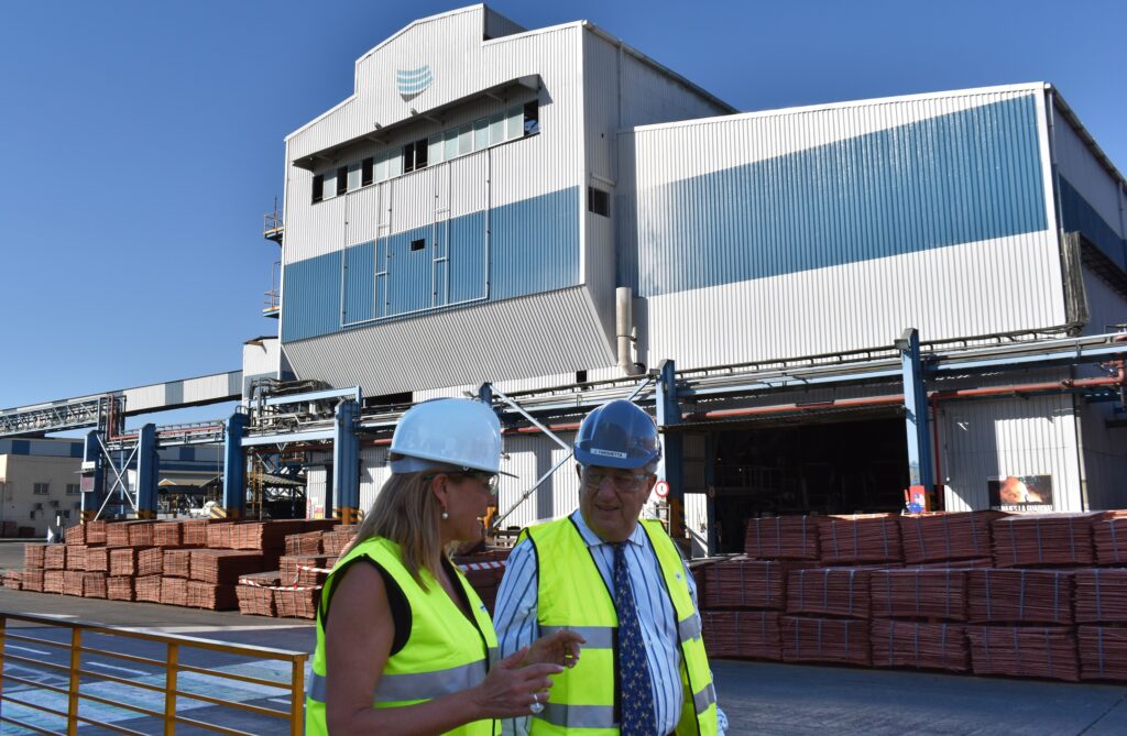 La presidenta de la Autoridad Portuaria de Huelva visita Atlantic Copper junto a Javier Targhetta y valora su impacto positivo en la creación de empleo