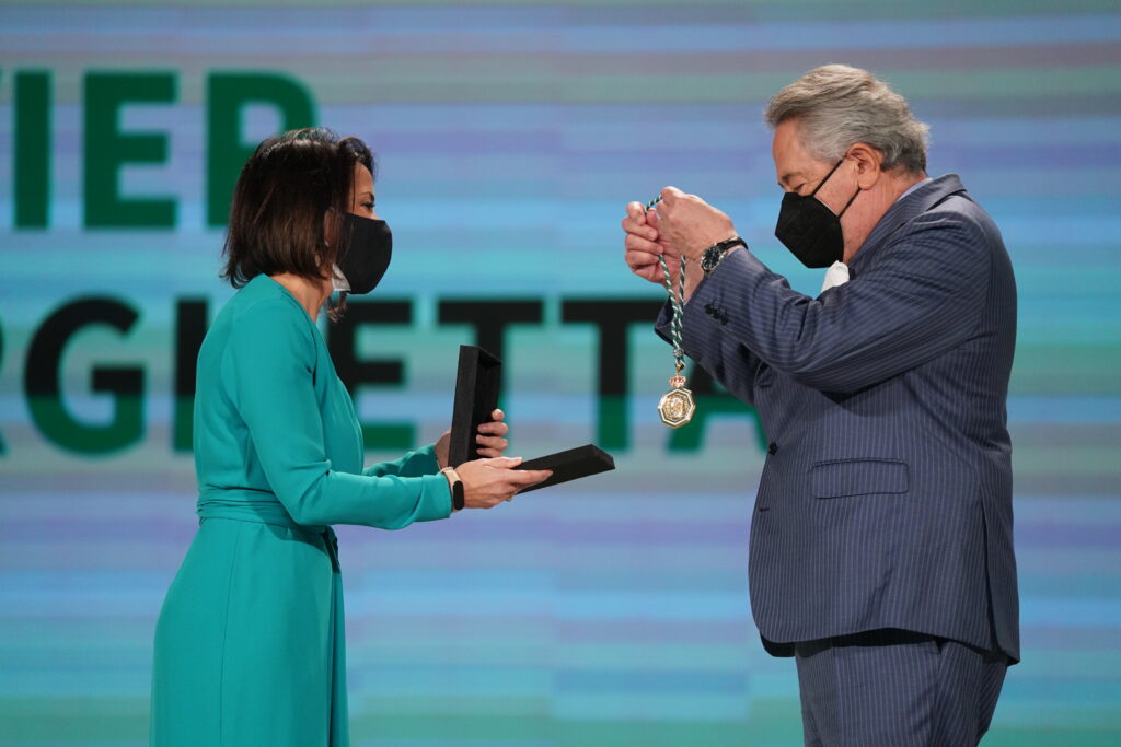 Imagen de Javier Targhetta recibiendo la Medalla de Andalucía