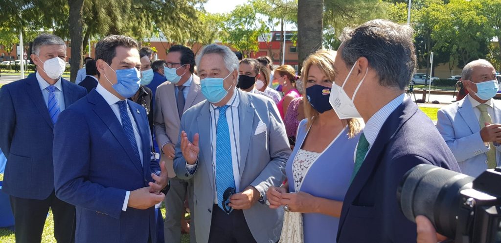 Javier Targhetta con el presidente de la Junta de Andalucía y la presidenta del Puerto de Huelva