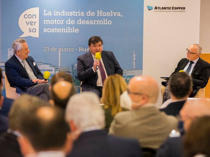 Javier Targhetta, Gabriel Cruz y Miguel Doña, director de SER Huelva, en el Foro Conversa